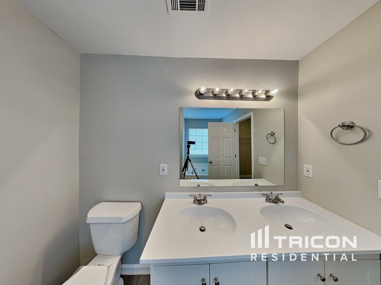 Building Photo - 1311 Candler Ct