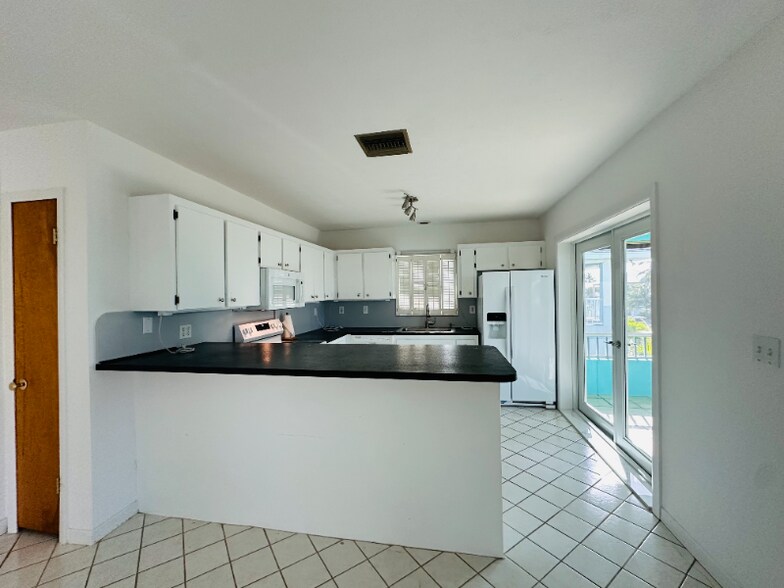 Building Photo - 486 Airport Dr S