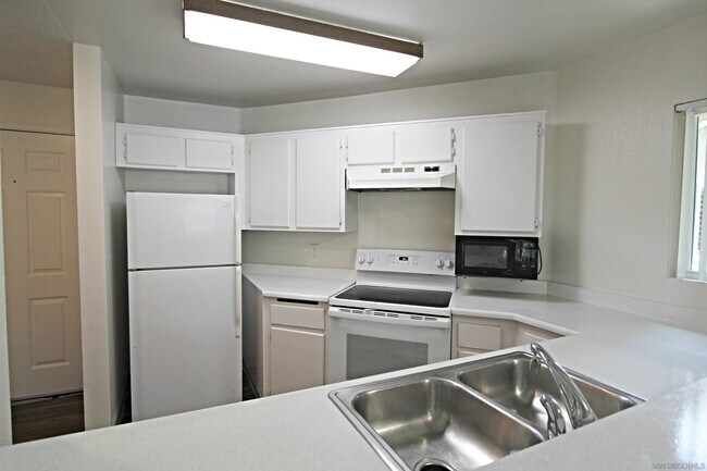 Building Photo - 7575 Charmant Dr