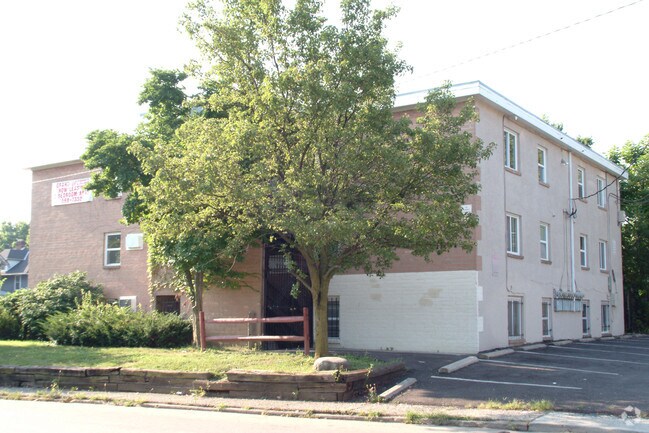 Building Photo - 1581 E Mound St