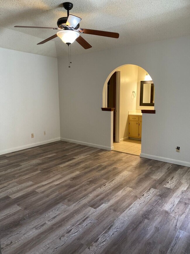Building Photo - Eastside Beauty with an updated kitchen and sunroom