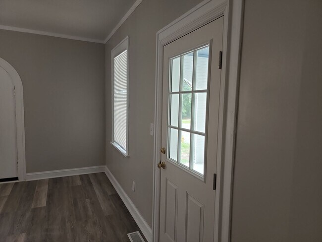 Building Photo - Completely Remodeled Cottage style home fo...