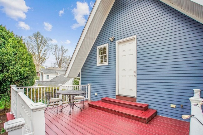 Building Photo - Stunning and Spacious Single Family Home S...