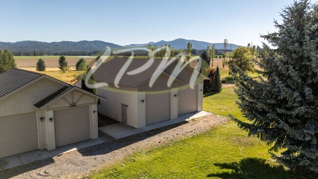 Building Photo - Spacious 3-Bedroom Home on 4.5 Acres – Pos...