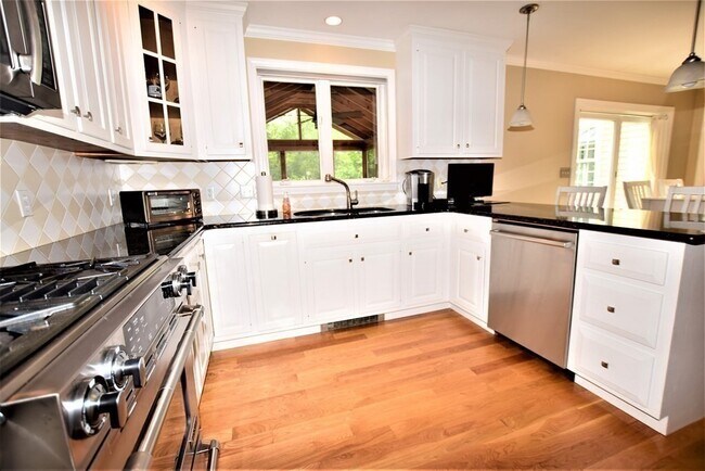 Building Photo - 398 Davis St