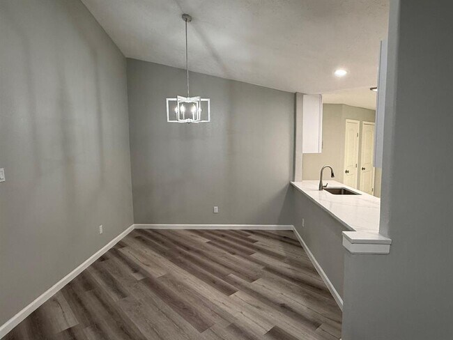 Building Photo - 2812 Forest Hills Dr