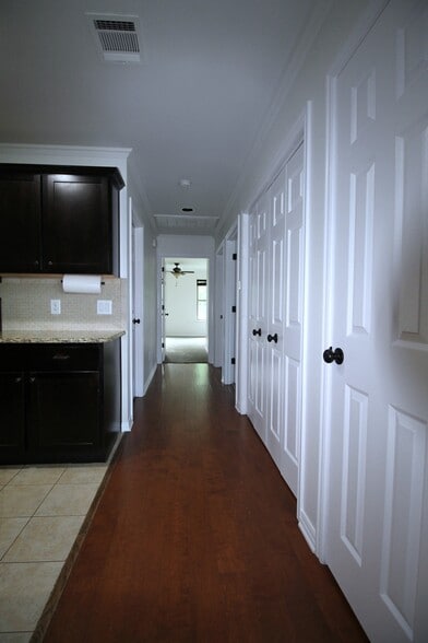 Building Photo - 935 /937 Robineta Ln