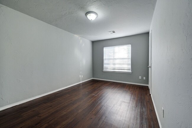Building Photo - Move in Special !! $250 Off your First Full Month Rent! Beautiful Large 4BD/2BTH Home Near Tinker...