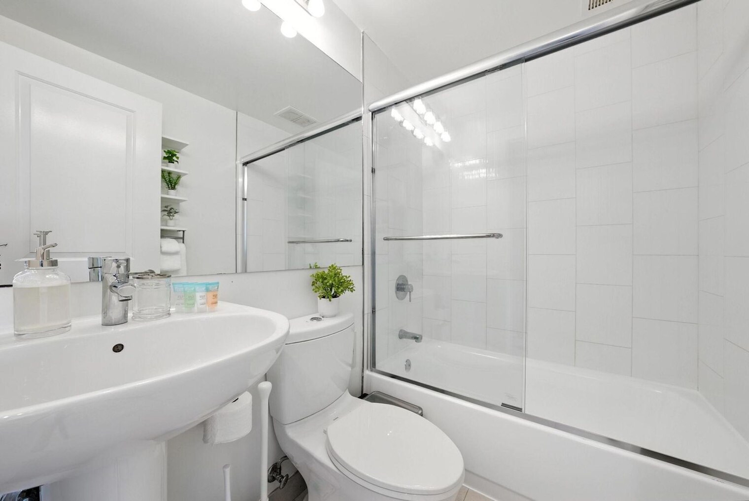 Building Photo - 899 Pine St