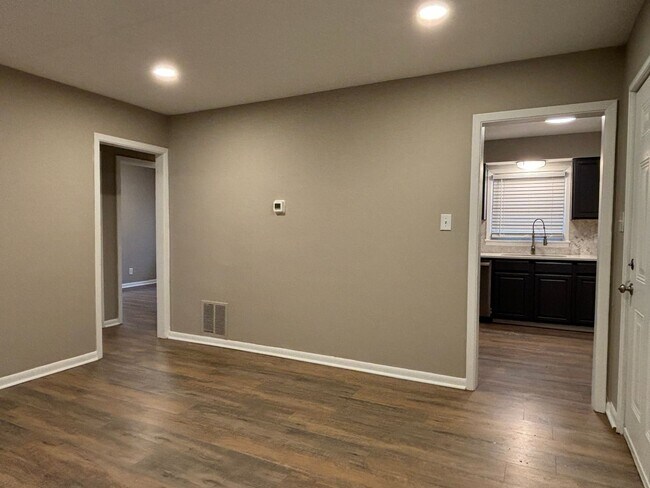 Building Photo - $625 OFF FIRST MONTH'S RENT! Charming 2-Bed, 1-Bath Single-Family Home in Indianapolis!