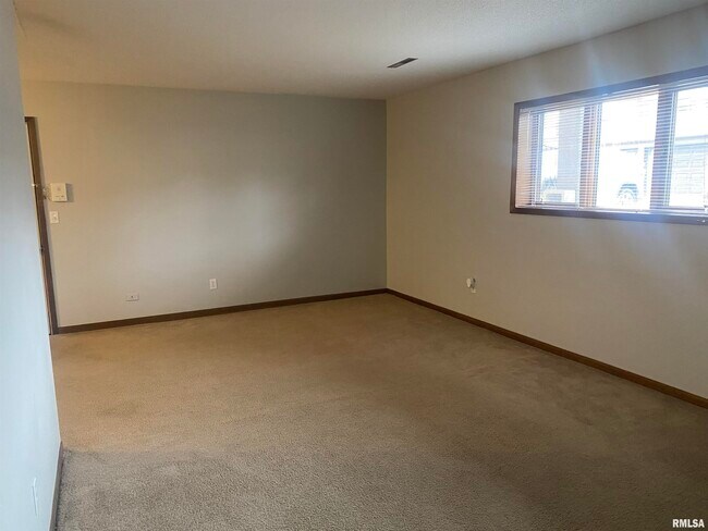 Building Photo - 3240 Parkwild Dr