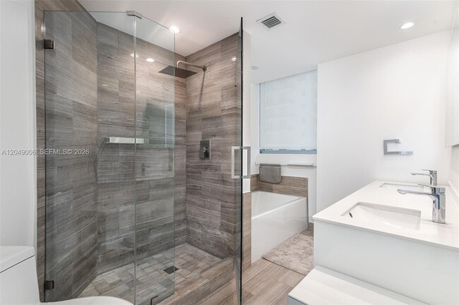 Building Photo - 1300 Brickell Bay Dr