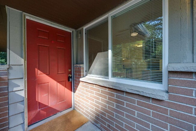 Building Photo - **NO SHOWINGS, WE ALREADY HAVE AN APPLICAT...