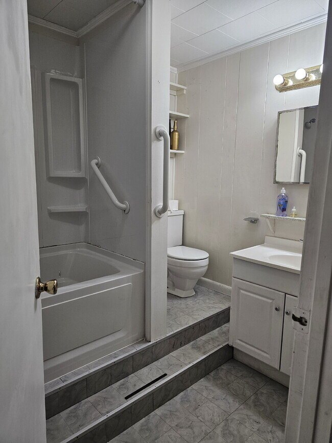 Building Photo - Historic home 2/1 for rent! Fully furnished