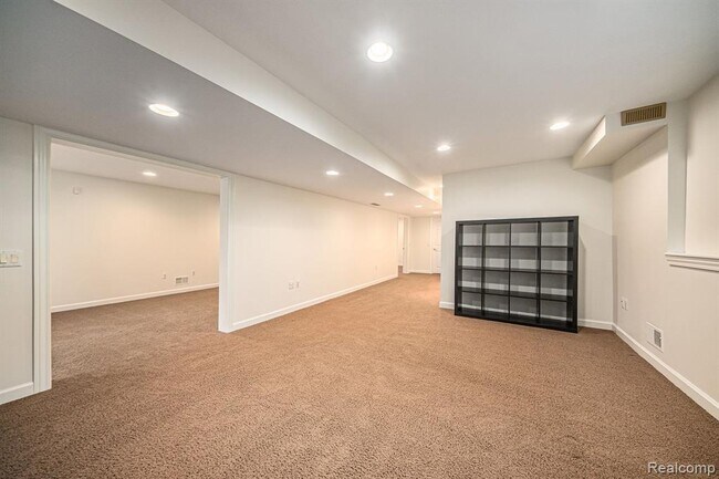 Building Photo - 695 Heritage Dr