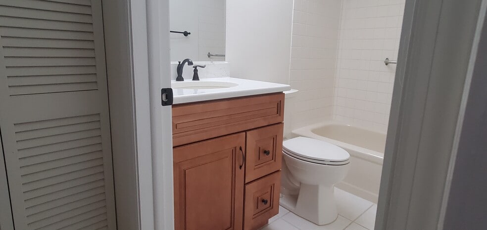 Guest bathroom - 2691 Sabal Springs Cir