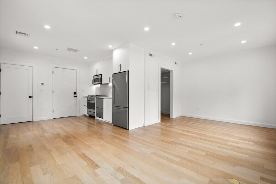 Primary Photo - 1618 Beacon St