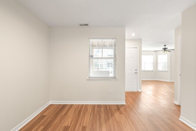 Building Photo - Cozy 1 Bedroom Condo Located In Dilworth &...