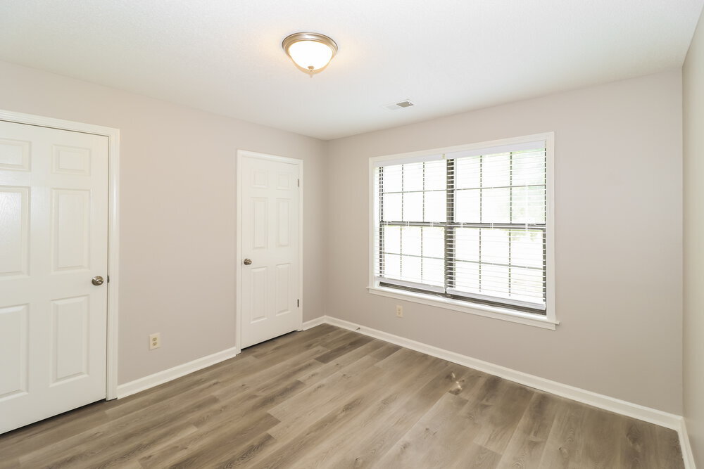 Building Photo - 5996 Lawnhill Dr