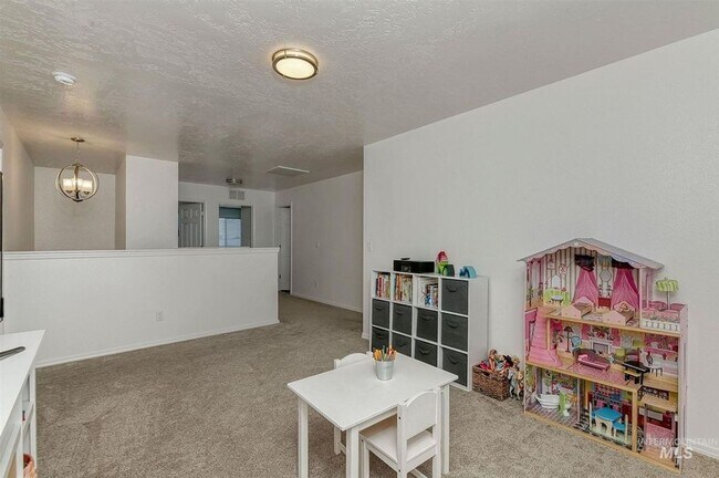 Building Photo - Large 5 Bedroom 3 Bath Home in Meridian _ Dog Friendly!
