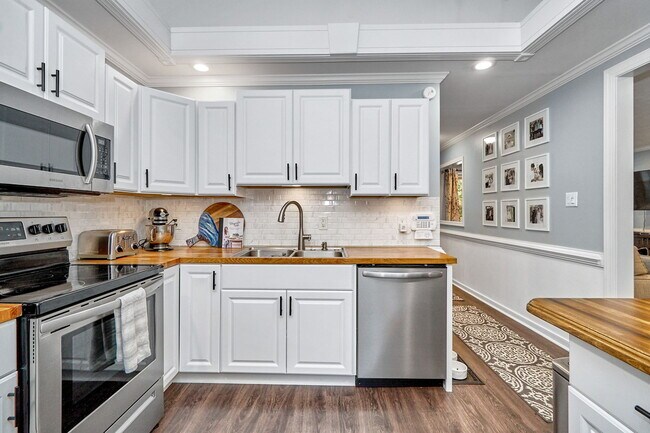 Building Photo - 3434 Castlebury Dr