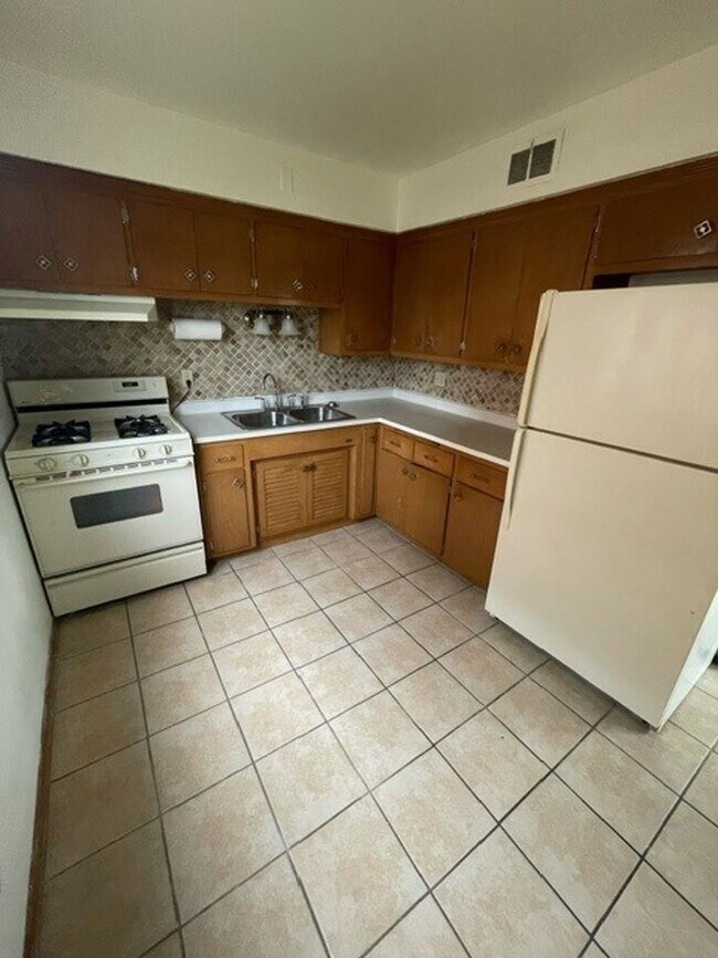 Building Photo - Charming & Bright 2-Bedroom Apartment in Milwaukee's Fairview Neighborhood!