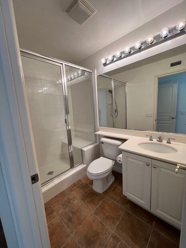 Building Photo - Luxury En Suite Living & Panoramic Views