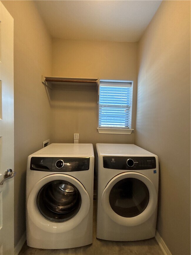 Building Photo - 4400 SW Eggersway Pl