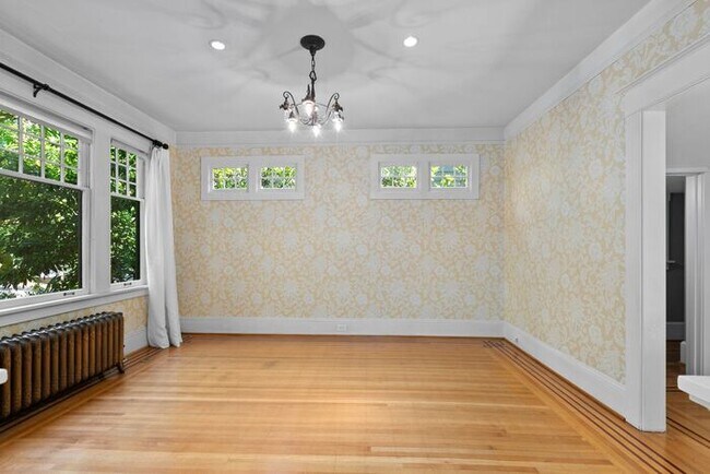 Building Photo - Stunning 1909 Craftsman w/ AC in Coveted Capitol Hill