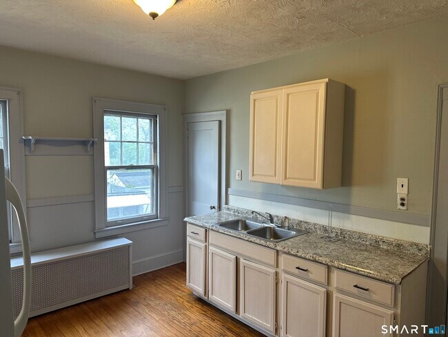 Building Photo - 35 Woodmere Rd