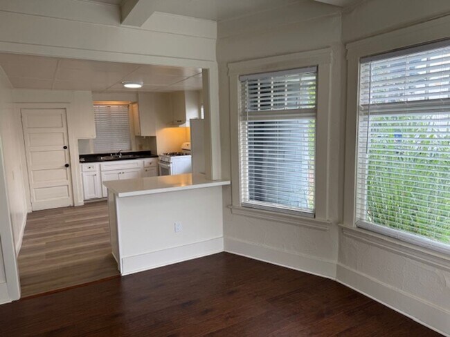 Building Photo - 501 W 8th St