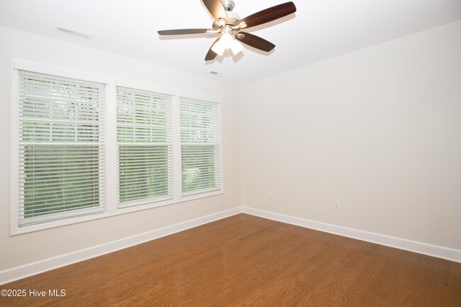 Building Photo - 104 Pine Hawk Dr