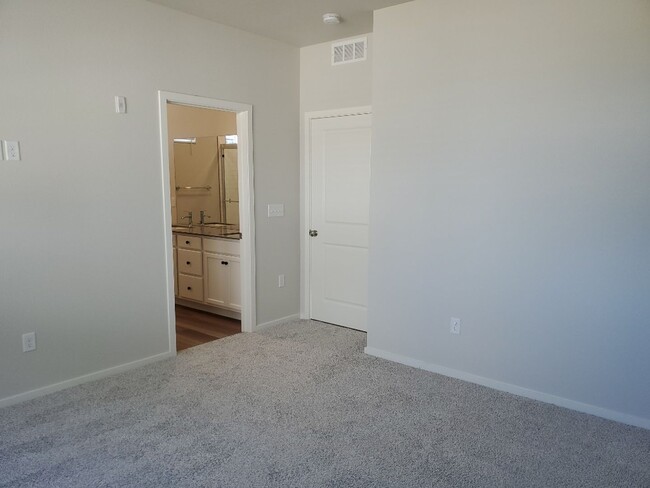 Building Photo - Fort Collins Brand New 2 Bed / 2 Bath 1st ...