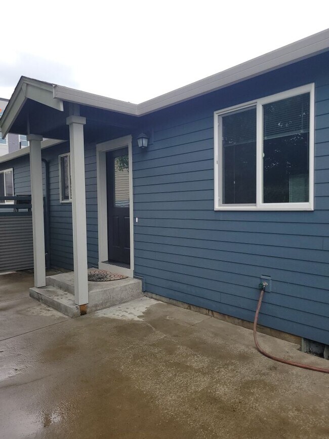 Building Photo - Charming SE Bungalow 3 Bed 2 Bathroom with Washer & Dryer