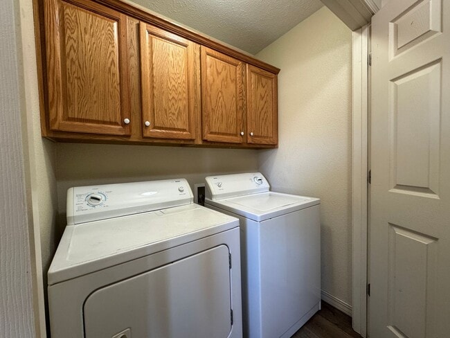 Building Photo - Spacious 3 bedroom, 2.5 bathroom Duplex