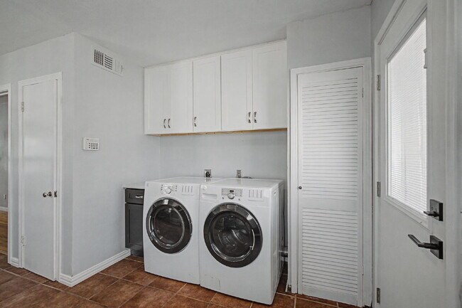 Building Photo - "Charming 1951 3-bedroom, 2-bath Classic with Modern Kitchen Updates & Spacious Backyard!"