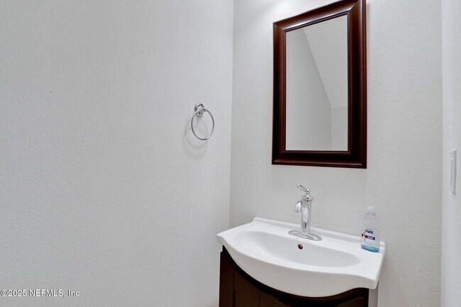 Building Photo - 6846 Roundleaf Dr