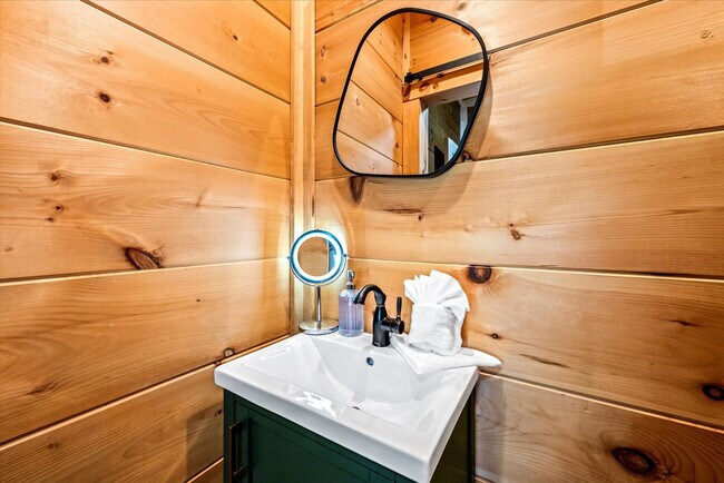 Building Photo - 208 Tunnel Ridge Dr