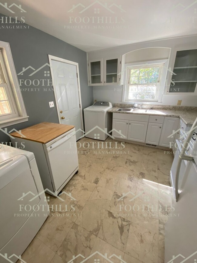 Building Photo - Spacious 3-Bedroom Home within Walking Dis...