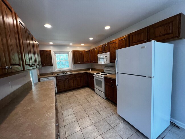 Building Photo - 3-Bedroom in Country Setting Close to Farmville!
