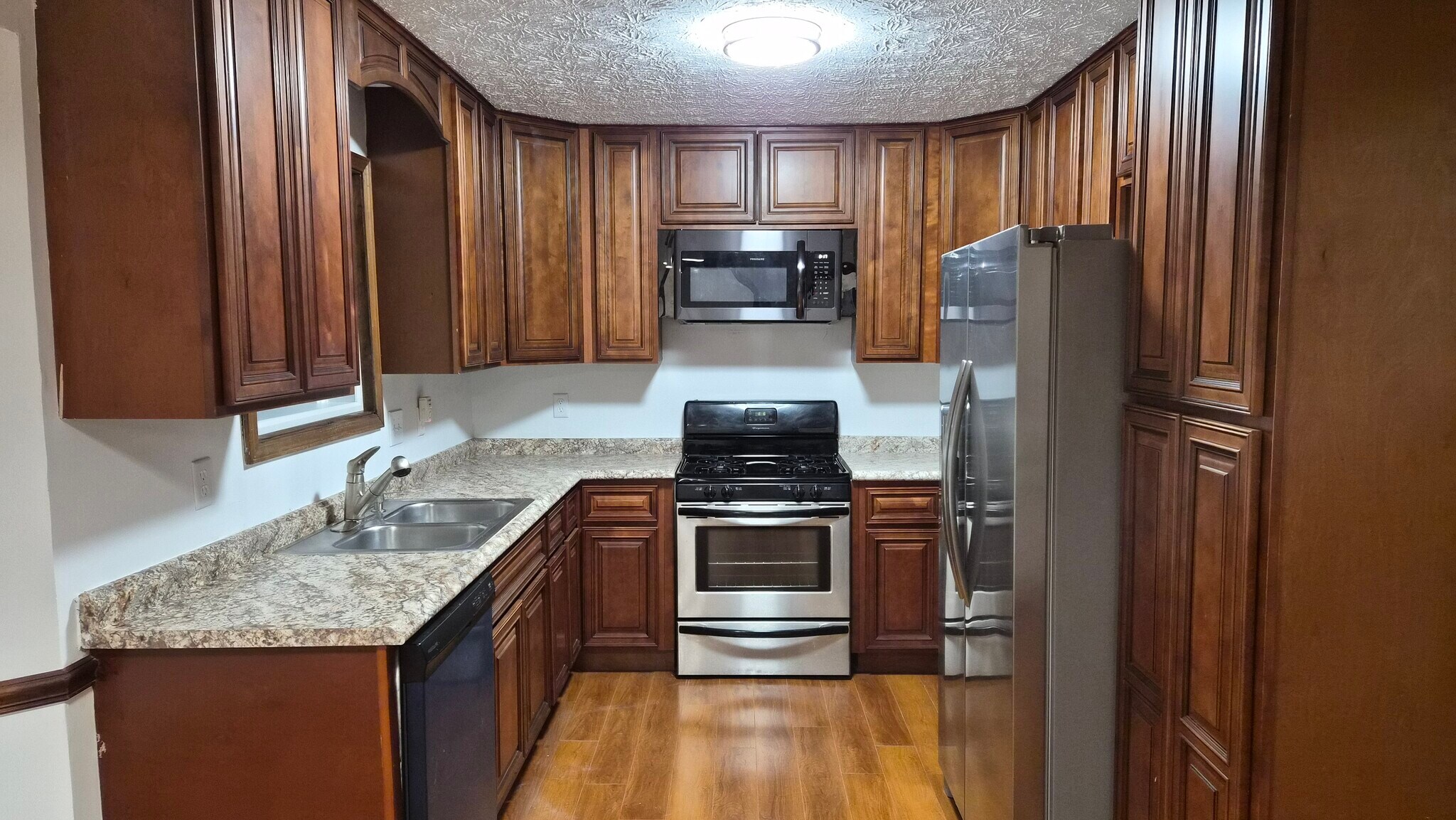 Building Photo - 490 Julius Dr