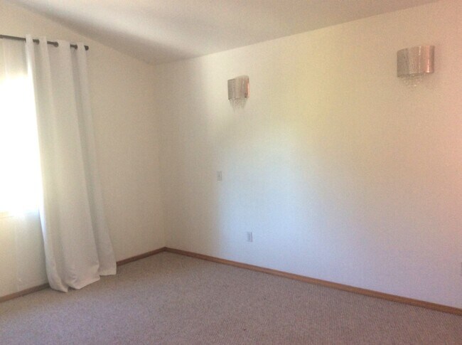 Building Photo - Charming 3 Bedroom Home - Available Now! Seatac area