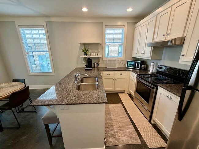 Building Photo - 306 W 6th St