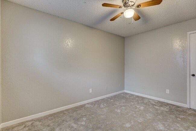 Building Photo - 3 Bed 2 Bath in OKC!