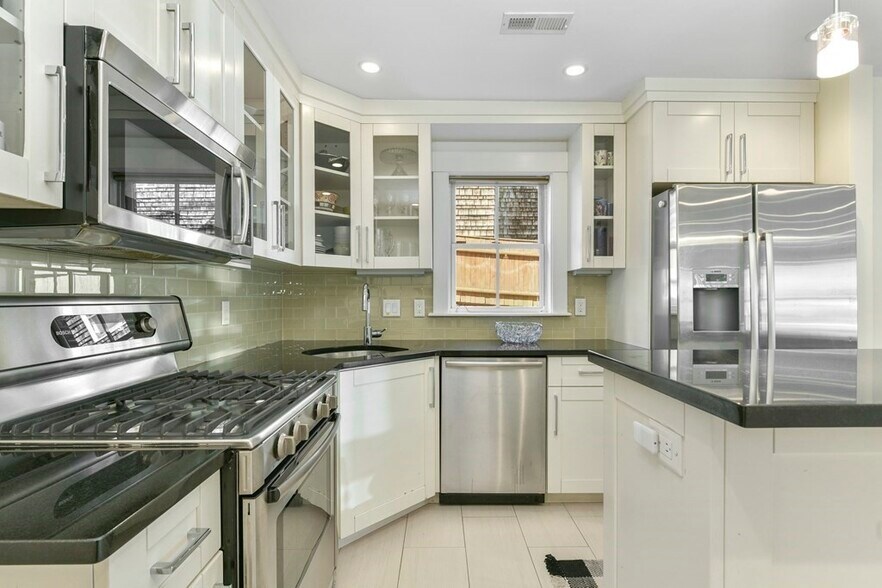 Building Photo - 408 Putnam Ave