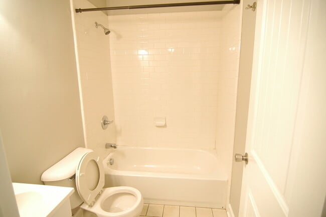Building Photo - Inglewood Duplex Available Now!