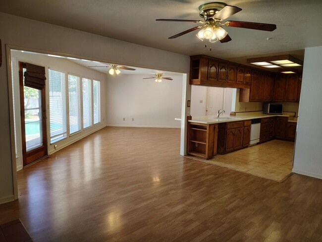 Building Photo - 1136 Cambridge Ct
