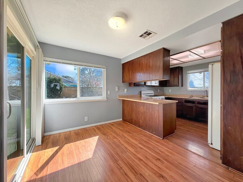 Building Photo - 2500 Topaz Ln