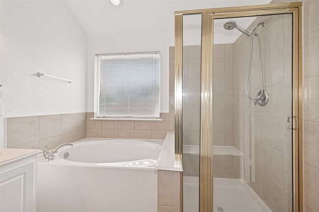 Building Photo - 3143 Oakwood Run Dr