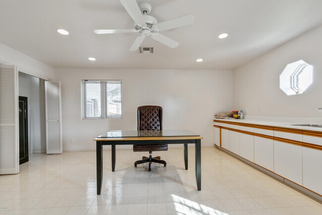 Building Photo - 8423 E Thunderbird Rd